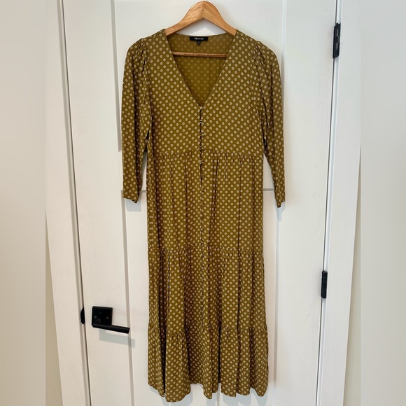 Madewell V-Neck Tiered Button-Front Midi Dress in Daisies Forever - Picture 2 of 10